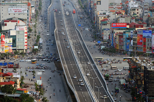 Ngã tư Khuất Duy Tiến - Nguyễn Trãi - nơi có bùng binh lớn nhất thủ đô, hiện không còn cảnh ùn tắc vào giờ cao điểm, dù cầu cạn vẫn ít ôtô sử dụng