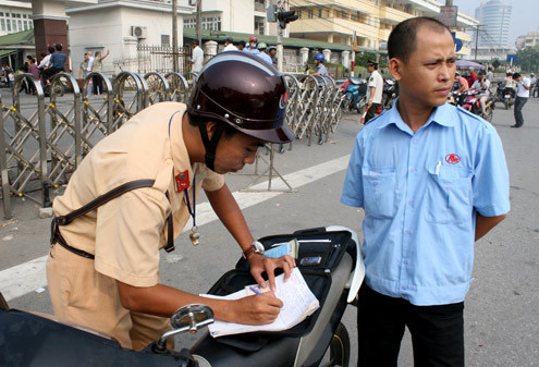 "Mức phạt quá cao đã làm cho nhiều người dân có phản ứng cực đoan với chính sách của Nhà nước và người trực tiếp thực thi hoặc tìm cách chống đối, lách luật". Ảnh minh họa: Bá Đô (VnExpress).