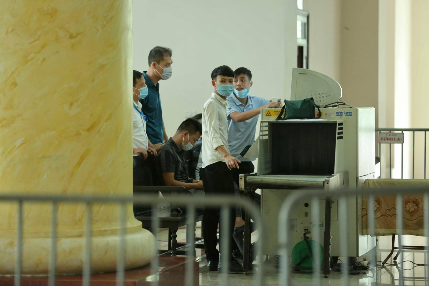 Máy soi chiếu an ninh được lắp đặt tại tòa. Chủ tọa cũng yêu cầu tất cả mọi người phải thực hiện 5K để phòng trách dịch COVID - 19. Máy soi chiếu an ninh được lắp đặt tại tòa. Chủ tọa cũng yêu cầu tất cả mọi người phải thực hiện 5K để phòng trách dịch COVID - 19.