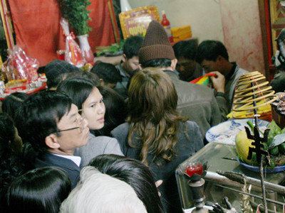 Chen nhau mua ấn đền Bảo Lộc