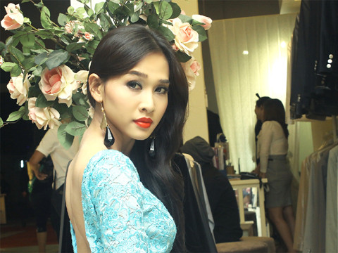 Cô làm tóc và trang điểm rất xinh đẹp, mặn mà