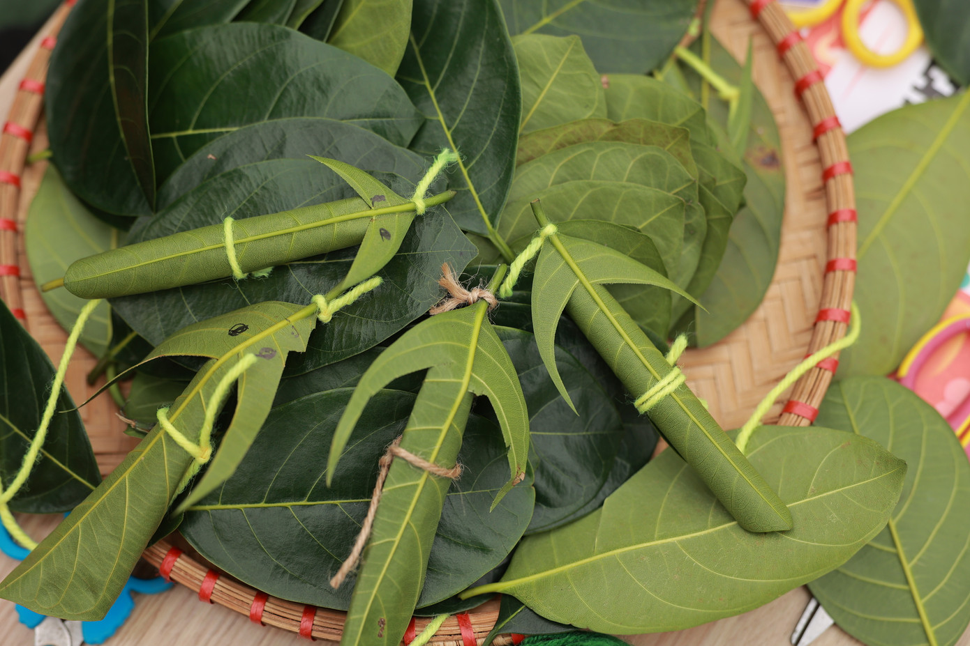 Những con trâu xinh xắn làm từ lá mít - sản phẩm của học sinh tham gia chương trình. Những con trâu xinh xắn làm từ lá mít - sản phẩm của học sinh tham gia chương trình.