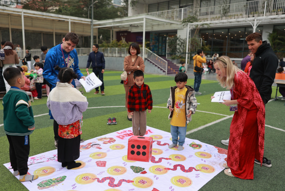 Các trò chơi được các em học sinh thích thú tham gia Các trò chơi được các em học sinh thích thú tham gia