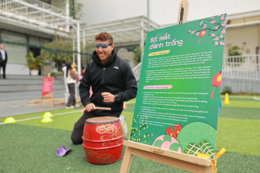 Bịt mắt đánh trống - trò chơi dân gian quen thuộc của Việt Nam, thường xuất hiện trong các dịp lễ hội, hội làng,.. Bịt mắt đánh trống - trò chơi dân gian quen thuộc của Việt Nam, thường xuất hiện trong các dịp lễ hội, hội làng,..