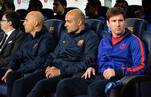 Messi ngồi trên băng ghế dự bị. Messi ngồi trên băng ghế dự bị