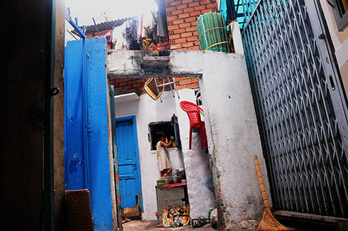 Căn nhà của chị Nguyễn Thị Dung, 35 tuổi, có chiều rộng 1,2 m, dài 2 m, nằm lọt thỏm trong hẻm 360 Nguyễn Thị Minh Khai, phường 5, quận 3. Đây là quận nội thành của TP HCM với rất nhiều cao ốc mọc lên. Chị Dung đã gắn bó với nơi này hơn 20 năm