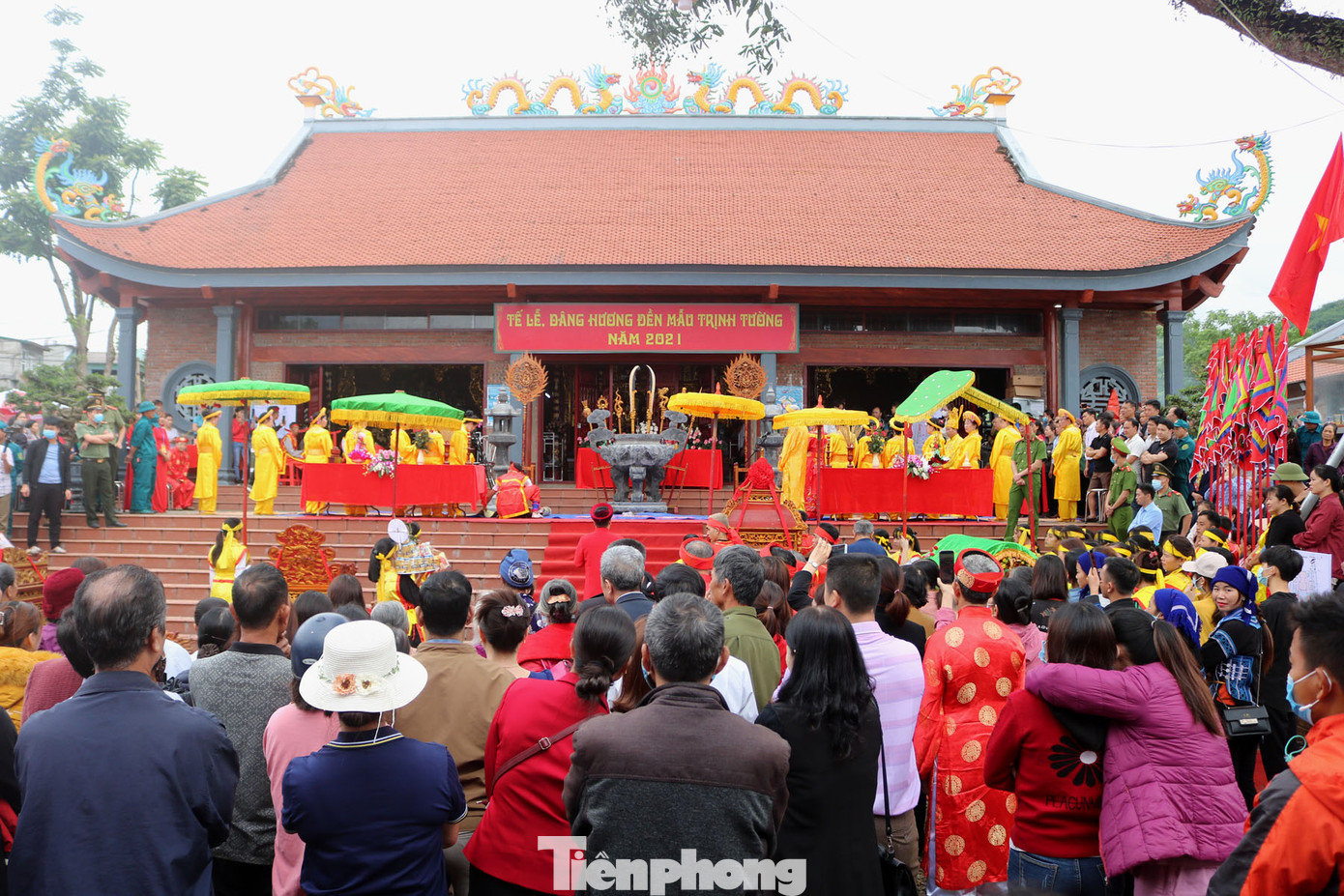 Người dân tham dự lễ hội đền Mẫu Trịnh Tường.