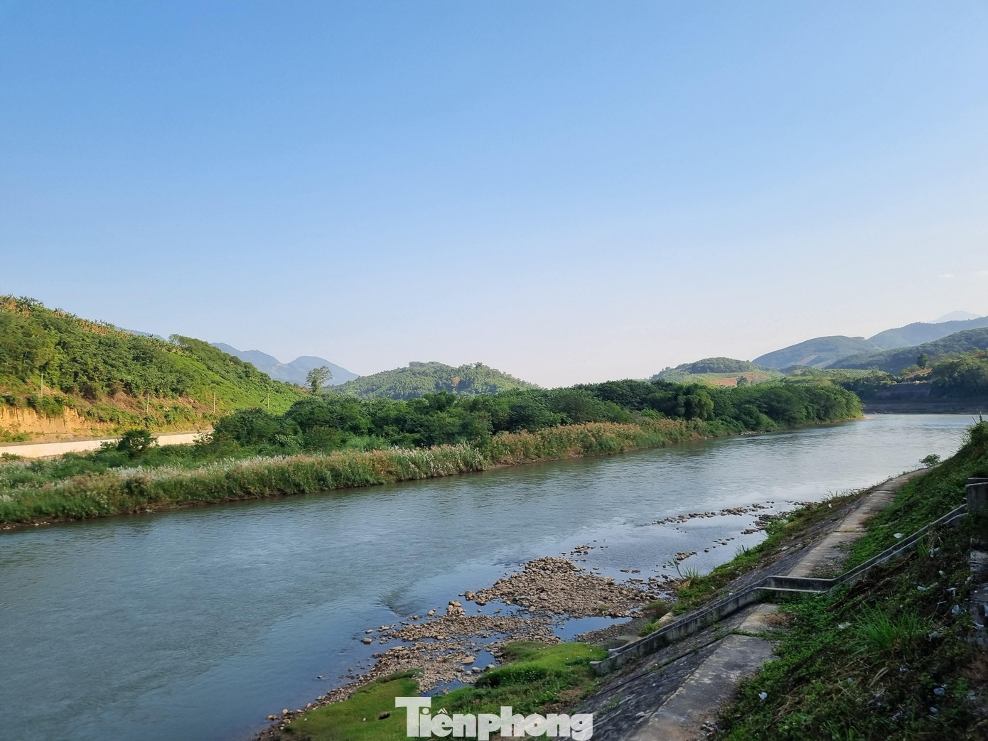 Đoạn sông Hồng trước đền Mẫu Trịnh Tường