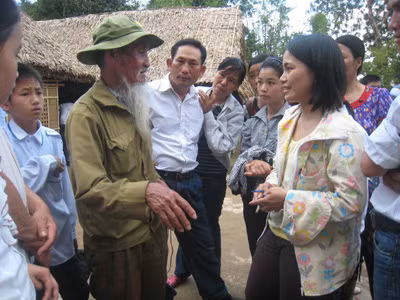 Trên hành trình xuyên Việt, ông Khiết ghé vào thăm quê Bác và trò chuyện với du khách ở Kim Liên, Nam Đàn, Nghệ An