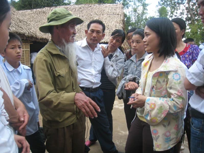 Trên hành trình xuyên Việt, ông Khiết ghé vào thăm quê Bác và trò chuyện với du khách ở Kim Liên, Nam Đàn, Nghệ An