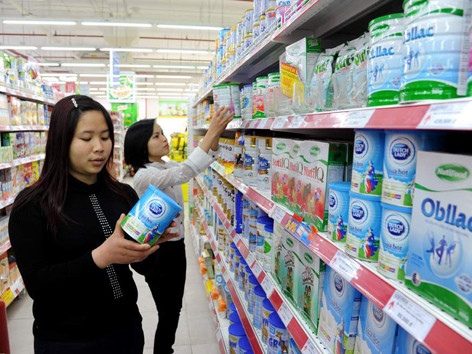 Quản lý giá sữa đang lộ ra nhiều lỗ hổng. Ảnh: hồng vĩnh. Quản lý giá sữa đang lộ ra nhiều lỗ hổng. Ảnh: hồng vĩnh