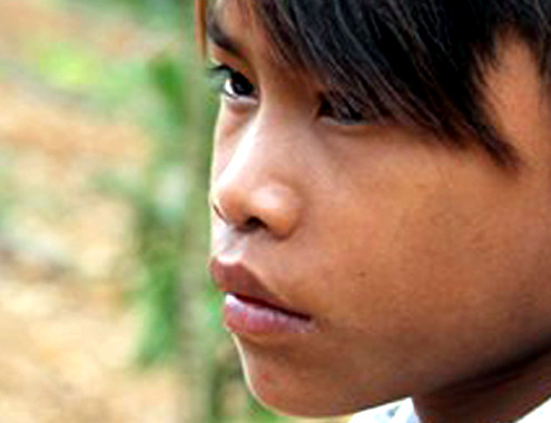 Đinh Văn Trú (13 tuổi, con trai anh Lang) thẫn thờ dõi theo lực lượng cứu hộ đào bới tìm kiếm thi thể cha mình