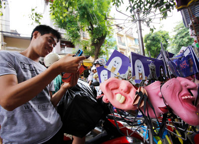 Một thanh niên đang lựa chọn mặt nạ cao su. Một thanh niên đang lựa chọn mặt nạ cao su