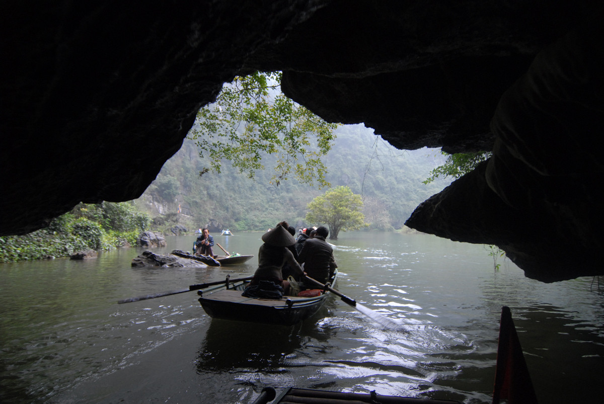 Du khách mê hang động Tràng An