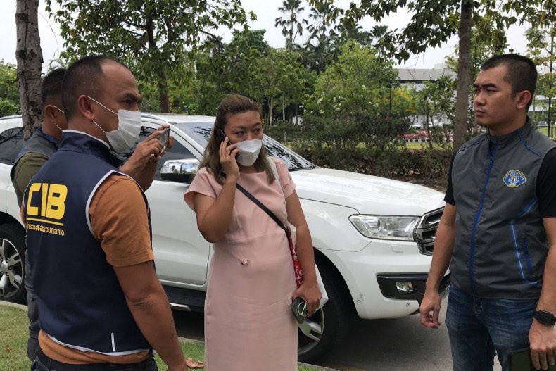 Sararat "Aem" Rangsiwuthaporn (váy hồng) khi bị bắt. (Ảnh: Bangkok Post)