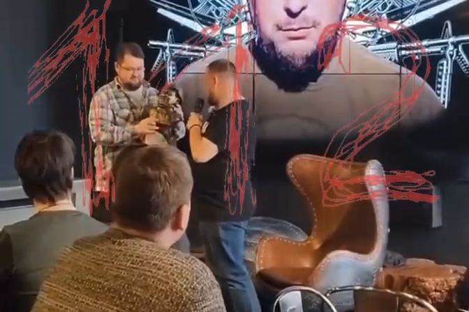 Blogger người Nga được tặng một bức tượng ngay trước vụ nổ. Ảnh chụp màn hình