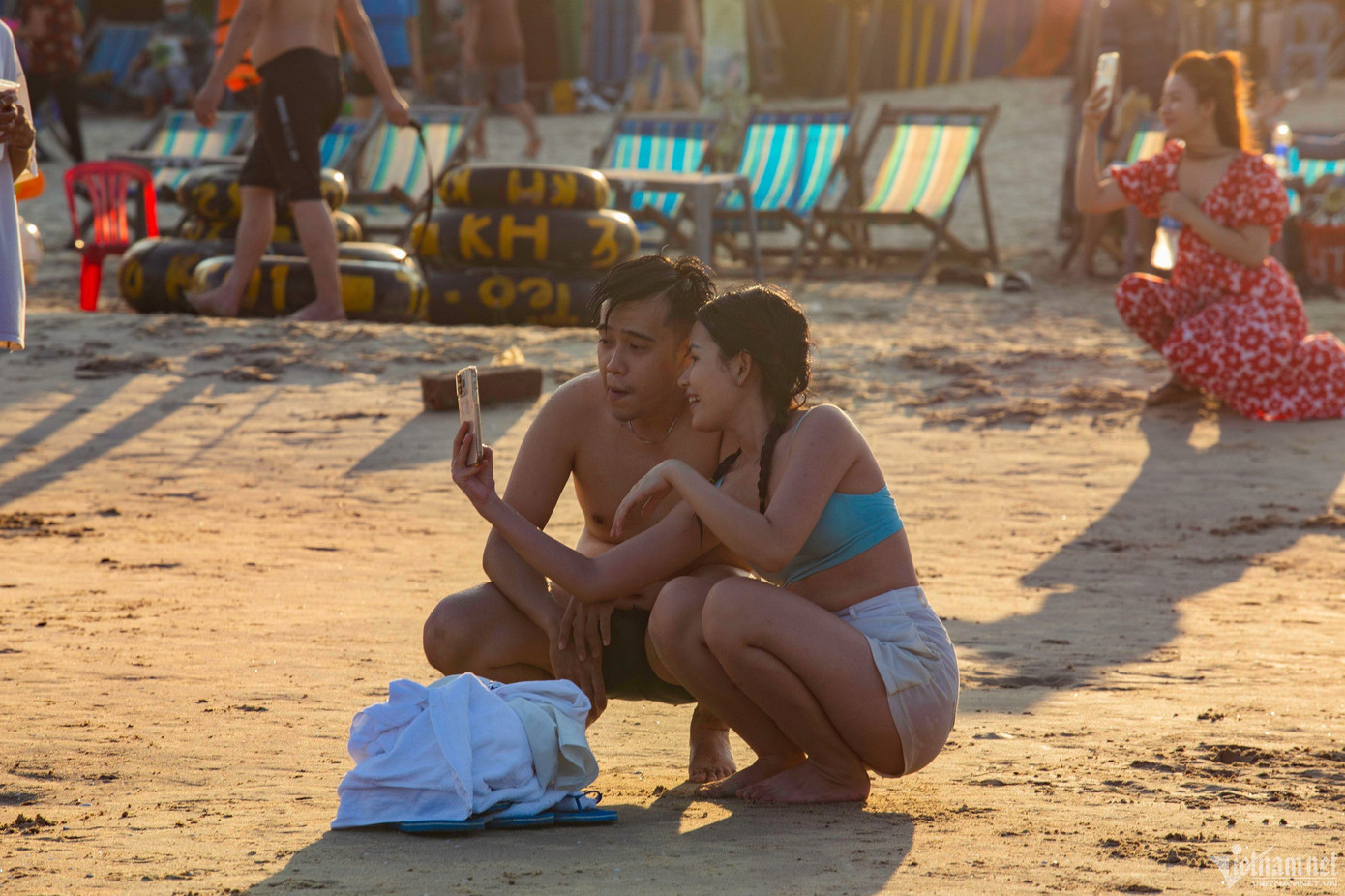 Giữa trưa nắng, bãi Sau Vũng Tàu vẫn rất đông du khách - Ảnh: Quang Thành