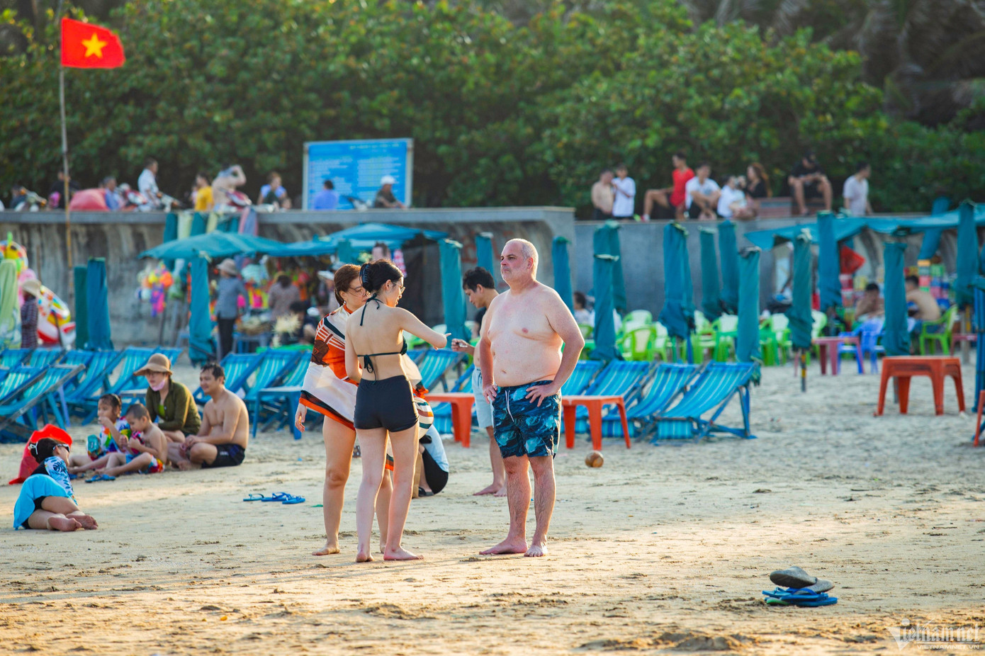 Giữa trưa nắng, bãi Sau Vũng Tàu vẫn rất đông du khách - Ảnh: Quang Thành