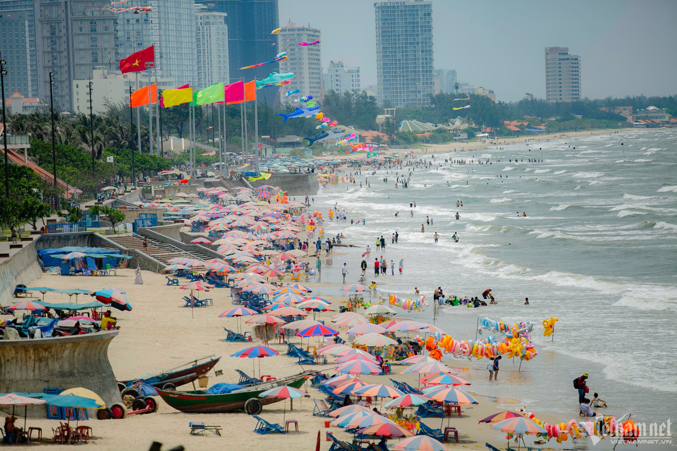 Bãi Sau Vũng Tàu rực rỡ sắc màu trong ngày đầu nghỉ lễ - Ảnh: Quang Thành
