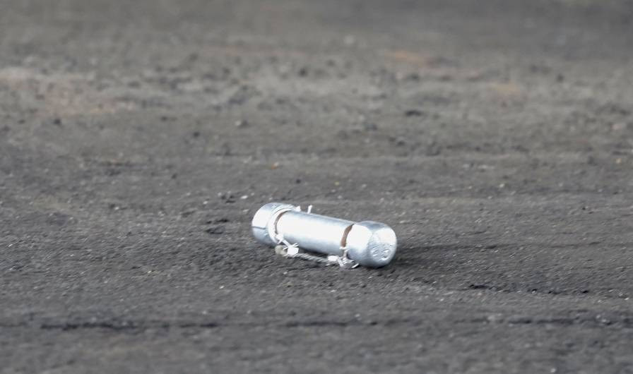 Vật thể hình ống được cho là thiết bị nổ. Ảnh: Kyodo Vật thể hình ống được cho là thiết bị nổ. Ảnh: Kyodo