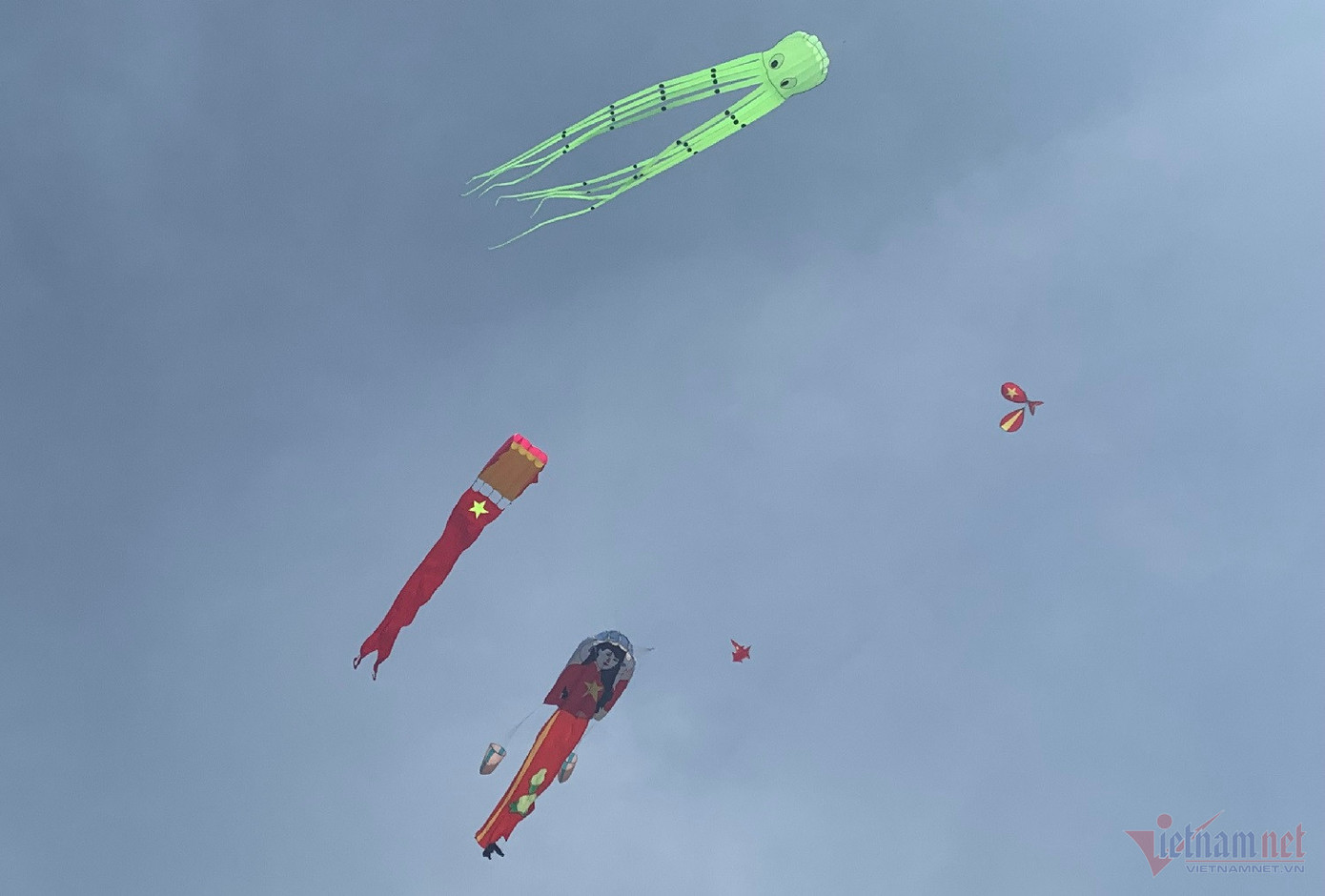 Cánh diều ý nghĩa với hình dáng “người phụ nữ Việt Nam trong tà áo dài truyền thống” - Ảnh: Quang Hưng