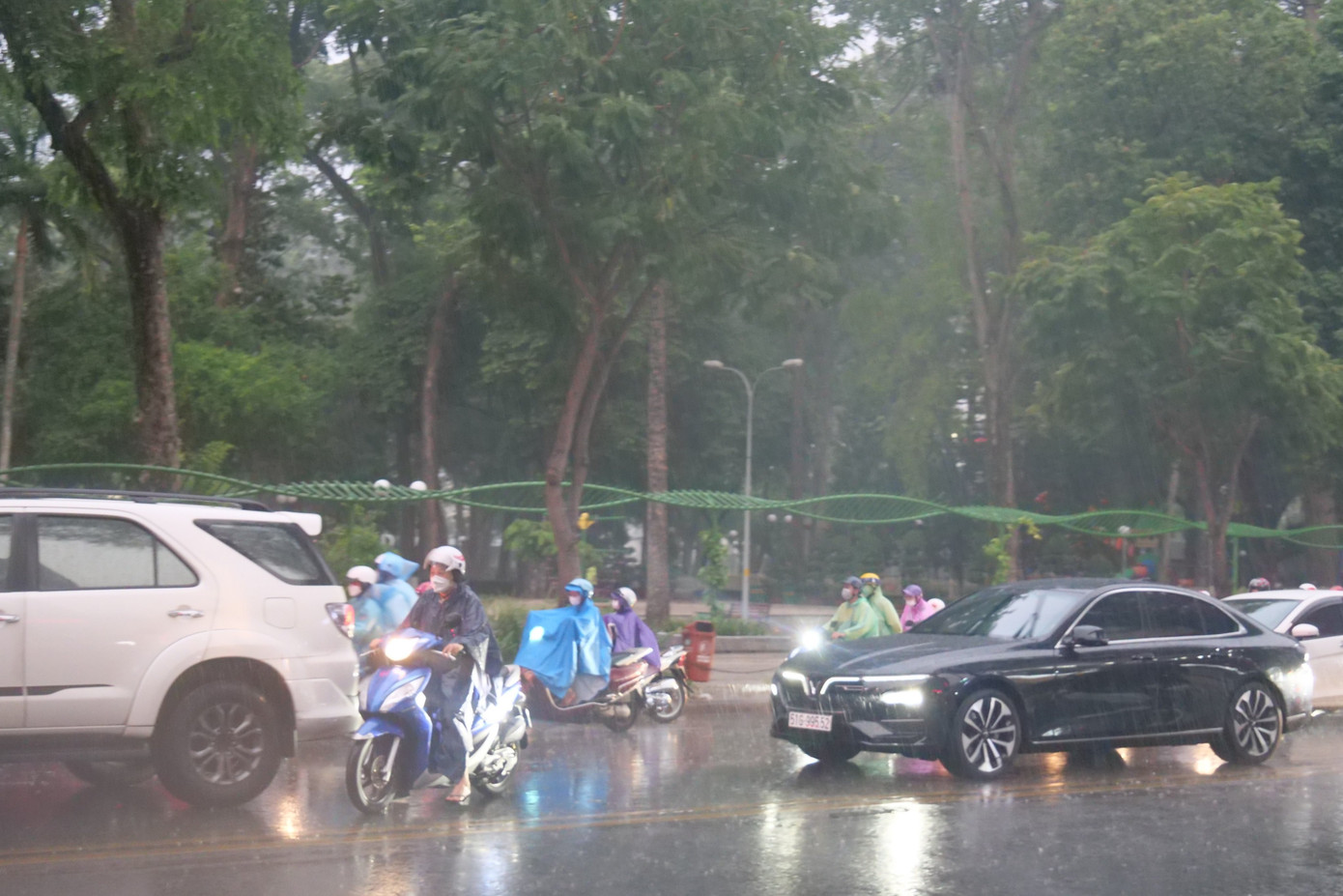 Người dân di chuyển trong cơn mưa trên đường Nguyễn Thị Minh Khai (quận 3) chiều 24/4. Ảnh: Anh Nhàn. Người dân di chuyển trong cơn mưa trên đường Nguyễn Thị Minh Khai (quận 3) chiều 24/4. Ảnh: Anh Nhàn.