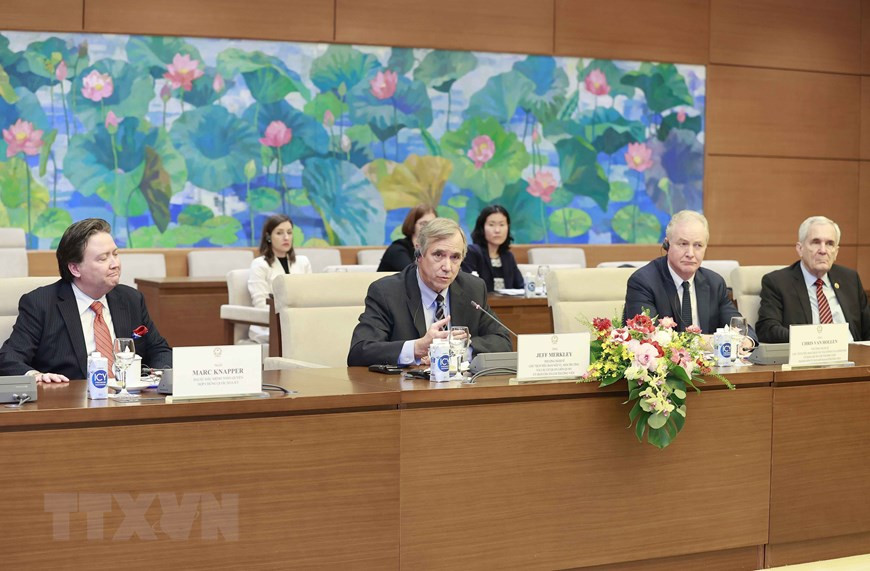 Thượng nghị sĩ Jeff Merkley tại buổi tiếp. (Ảnh: Doãn Tấn/TTXVN) Thượng nghị sĩ Jeff Merkley tại buổi tiếp. (Ảnh: Doãn Tấn/TTXVN)