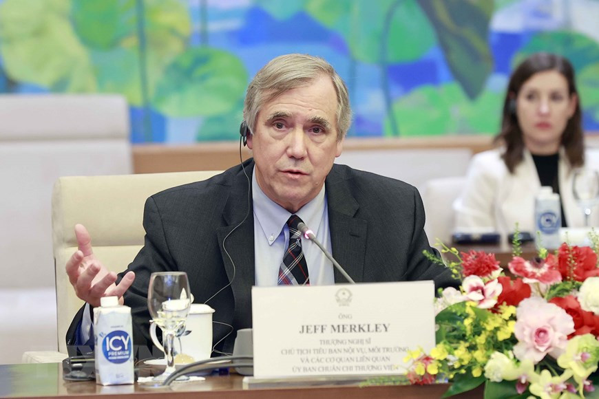 Thượng nghị sỹ Jeff Merkley phát biểu. (Ảnh: Doãn Tấn/TTXVN) Thượng nghị sỹ Jeff Merkley phát biểu. (Ảnh: Doãn Tấn/TTXVN)