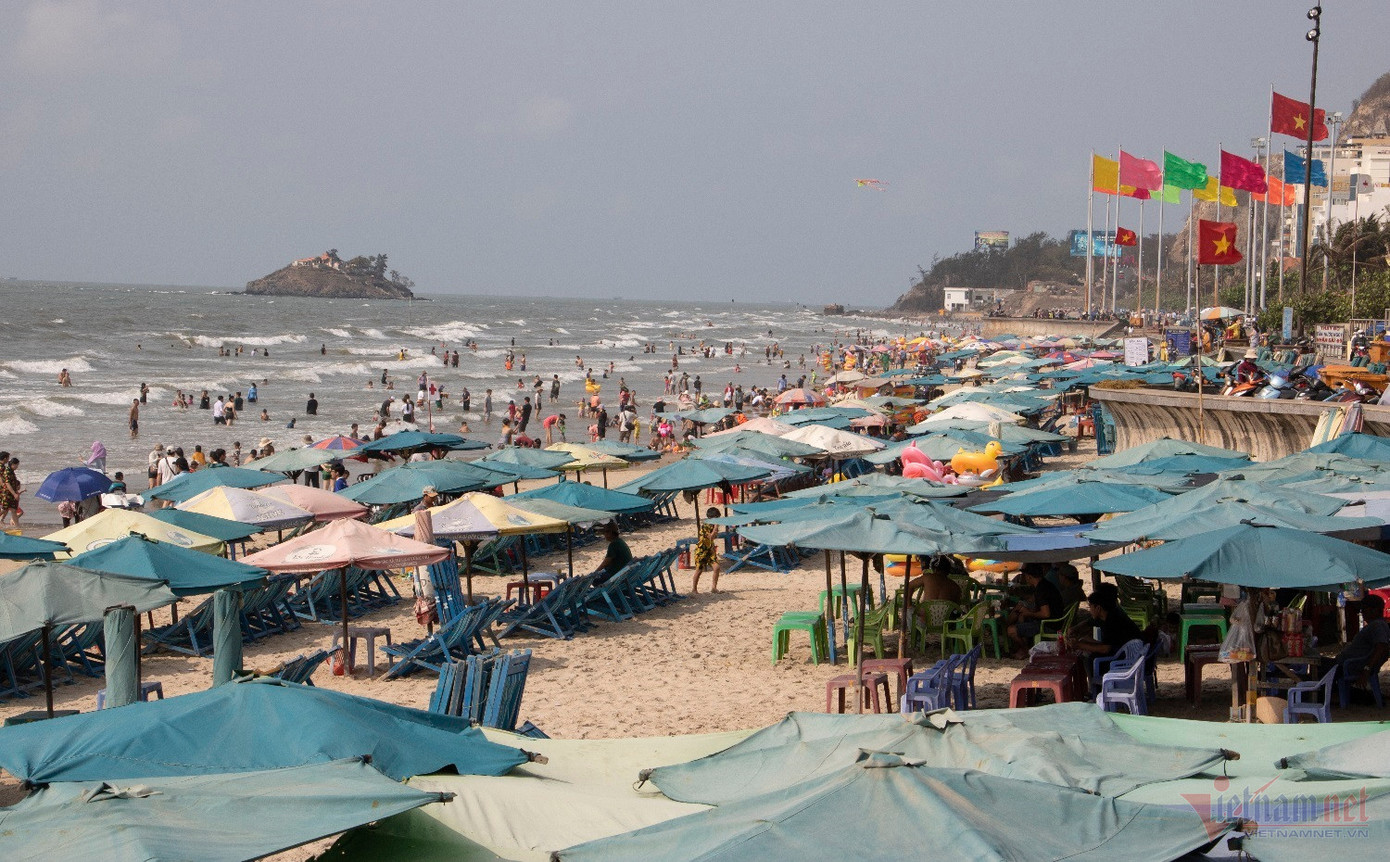 Bãi Sau Vũng Tàu sáng nay đông đảo người dân và du khách xuống tắm biển từ sớm - Ảnh: Quang Hưng