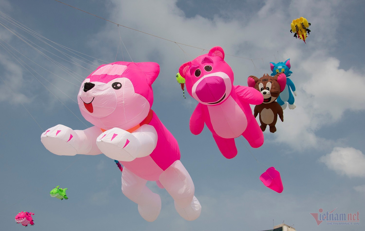 Các cánh diều với nhiều hình dáng tung bay trên bầu trời - Ảnh: Quang Hưng