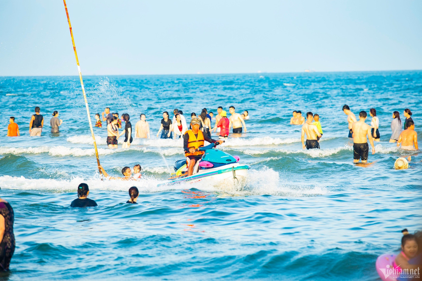 Du khách tranh thủ tắm biển, vui chơi trước "giờ cao điểm" - Ảnh: Quang Thành