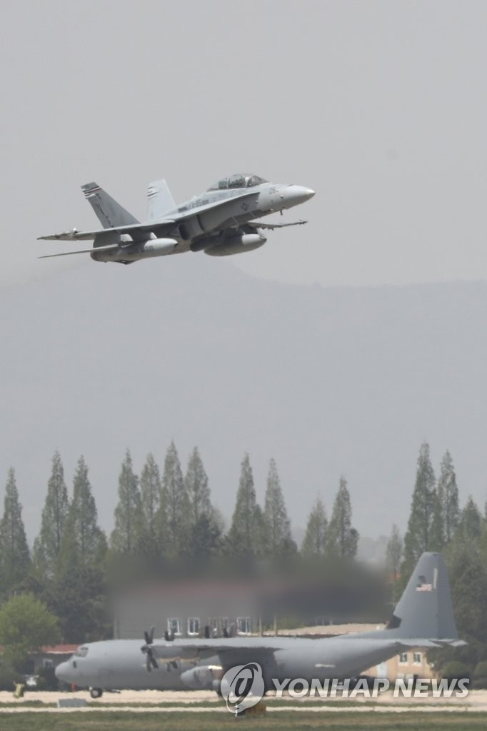 Máy bay FA-18 (trái) và F-16 (phải) cất cánh từ một căn cứ không quân ở thành phố Gwangju ngày 17/4. Ảnh: Yonhap Máy bay FA-18 (trái) và F-16 (phải) cất cánh từ một căn cứ không quân ở thành phố Gwangju ngày 17/4. Ảnh: Yonhap