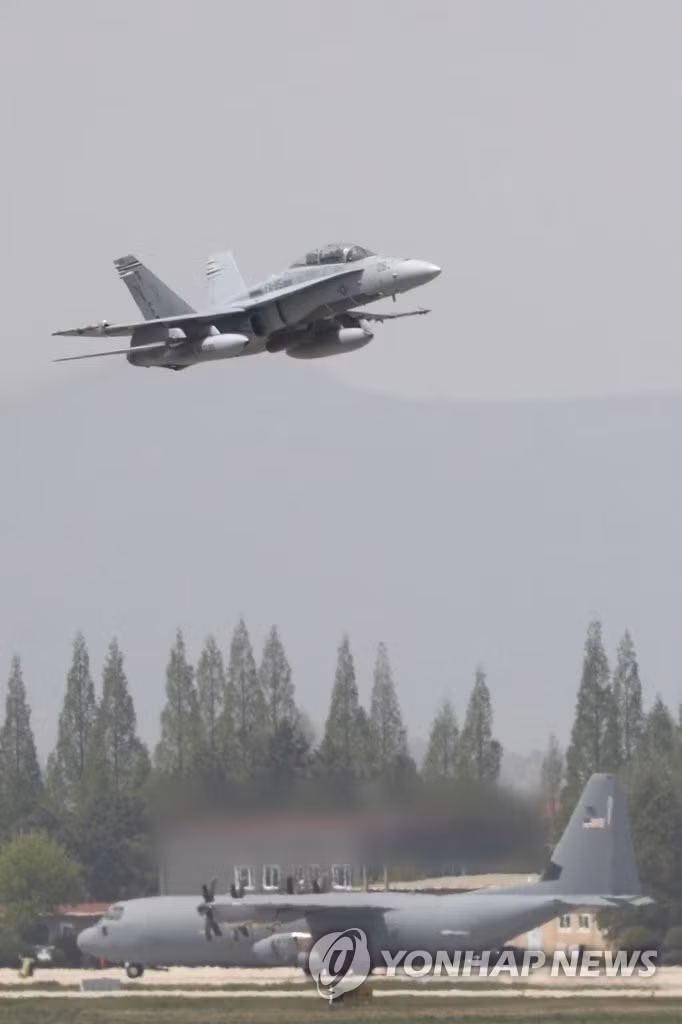 Máy bay FA-18 (trái) và F-16 (phải) cất cánh từ một căn cứ không quân ở thành phố Gwangju ngày 17/4. Ảnh: Yonhap Máy bay FA-18 (trái) và F-16 (phải) cất cánh từ một căn cứ không quân ở thành phố Gwangju ngày 17/4. Ảnh: Yonhap