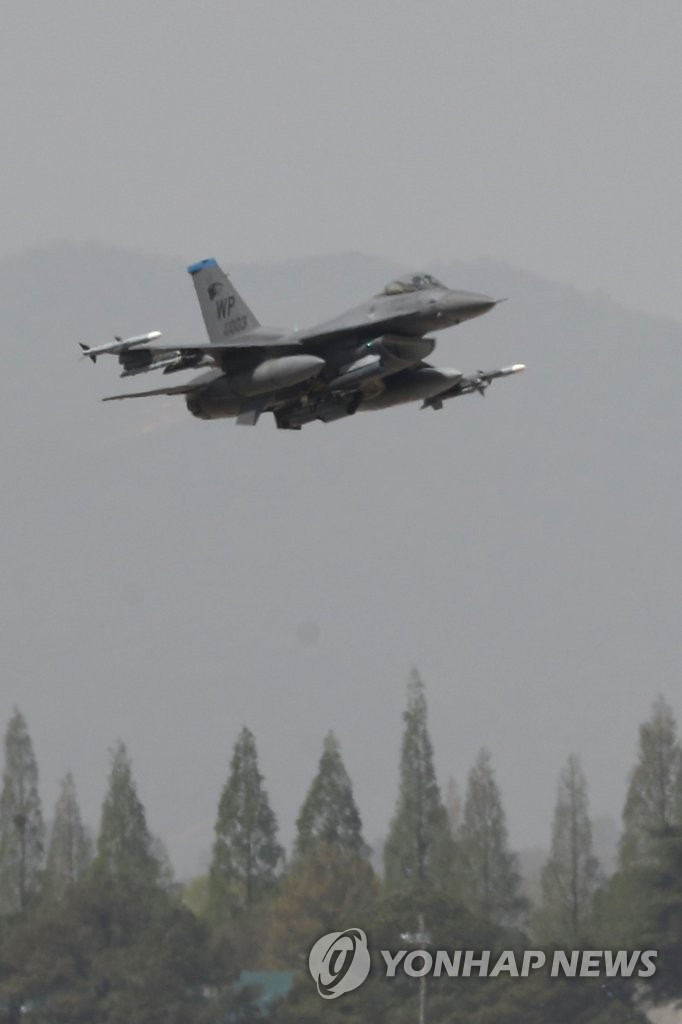 Máy bay FA-18 (trái) và F-16 (phải) cất cánh từ một căn cứ không quân ở thành phố Gwangju ngày 17/4. Ảnh: Yonhap Máy bay FA-18 (trái) và F-16 (phải) cất cánh từ một căn cứ không quân ở thành phố Gwangju ngày 17/4. Ảnh: Yonhap