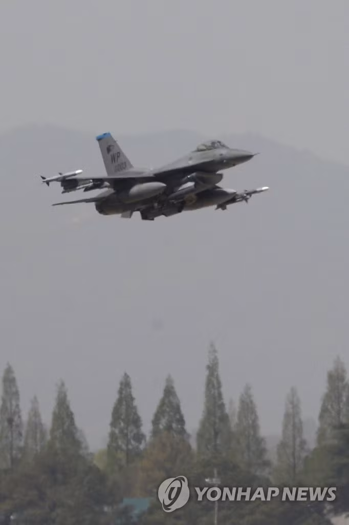 Máy bay FA-18 (trái) và F-16 (phải) cất cánh từ một căn cứ không quân ở thành phố Gwangju ngày 17/4. Ảnh: Yonhap Máy bay FA-18 (trái) và F-16 (phải) cất cánh từ một căn cứ không quân ở thành phố Gwangju ngày 17/4. Ảnh: Yonhap