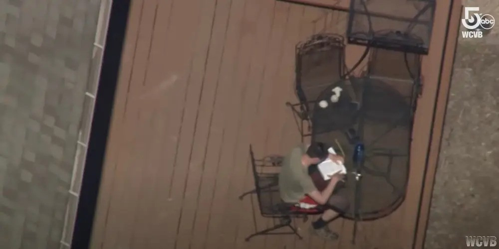 Teixeira bị bắt khi đang đọc sách. Ảnh: WCVB