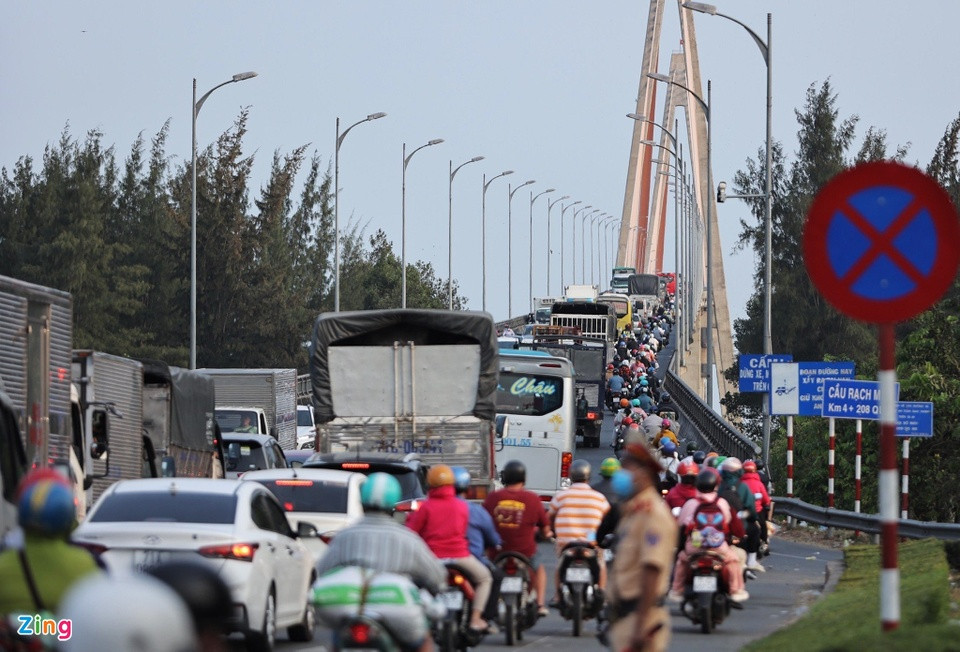 Dòng xe kẹt cứng dài khoảng 2 km trên quốc lộ 60 thuộc đoạn đường dẫn lên cầu Rạch Miễu phía bờ Tiền Giang. Ảnh: Hoàng Giám.