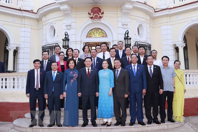 Chủ tịch Quốc hội Vương Đình Huệ chụp ảnh lưu niệm với đại biểu tại Đại sứ quán Việt Nam tại Cuba. (Ảnh: Doãn Tấn/TTXVN)