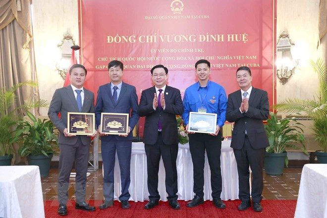 Chủ tịch Quốc hội Vương Đình Huệ tặng quà cho đại diện doanh nghiệp và sinh viên. (Ảnh: Doãn Tấn/TTXVN)