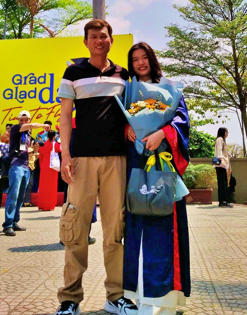 Ban đến chúc mừng em gái trong ngày em tốt nghiệp đại học.