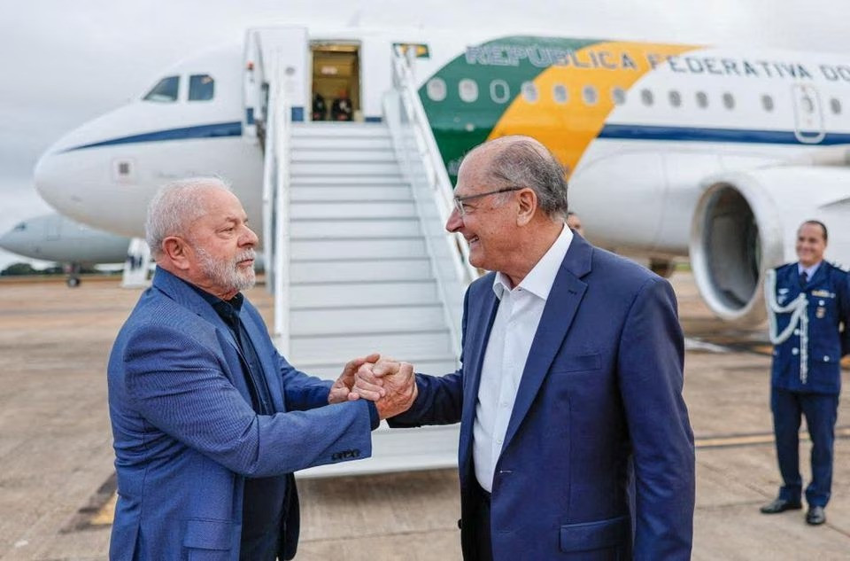 Ông Lula (trái) chào tạm biệt Phó Tổng thống Geraldo Alckmin trước khi lên đường đến Trung Quốc ngày 11/4. (Ảnh: Reuters) Ông Lula (trái) chào tạm biệt Phó Tổng thống Geraldo Alckmin trước khi lên đường đến Trung Quốc ngày 11/4. (Ảnh: Reuters)