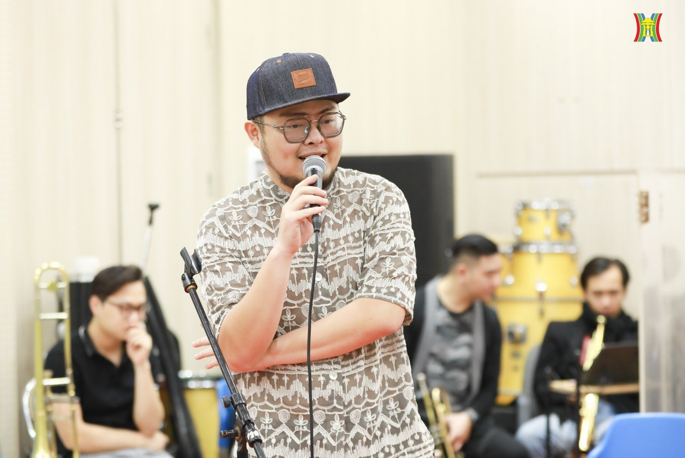 Ca sĩ Quang Huy luyện tập ca khúc Nối vòng tay lớn. Ảnh: Văn Tuyến.