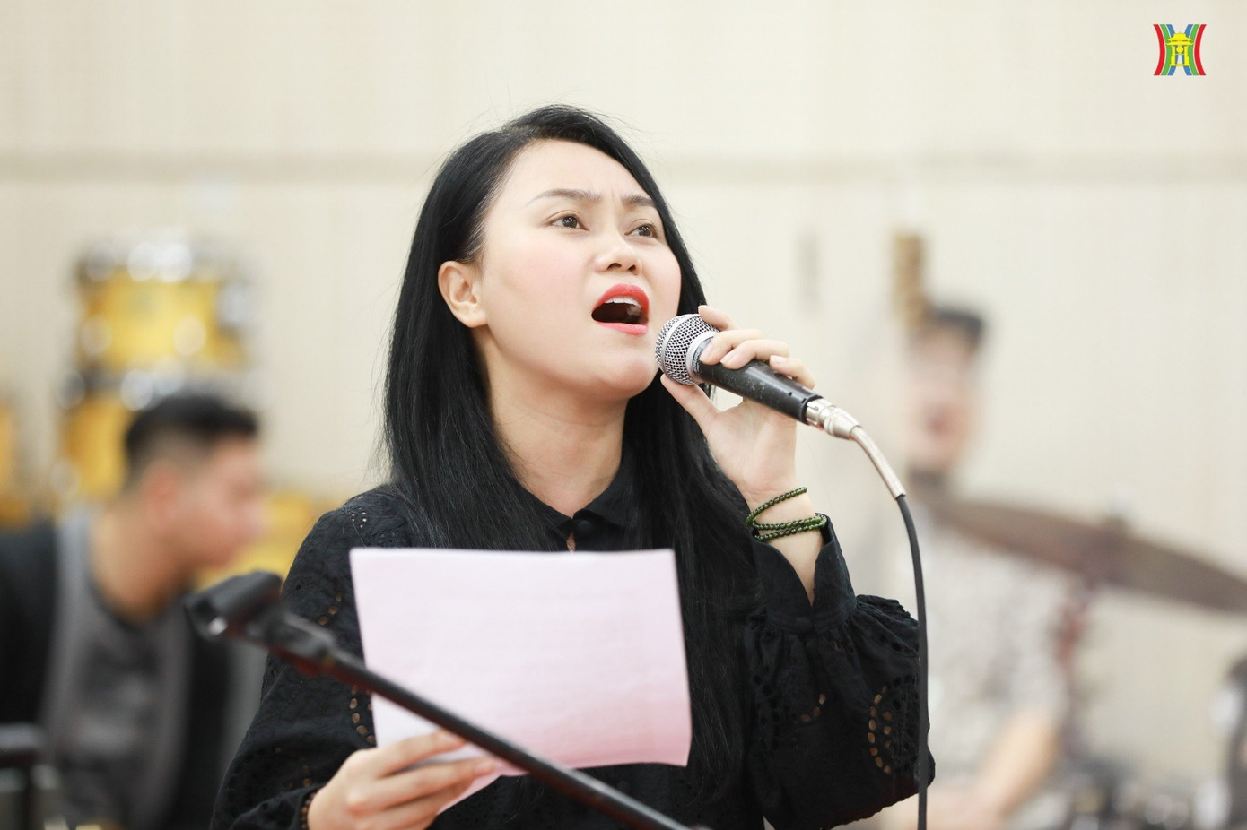 Ca sĩ Nhật Thảo tập luyện ca khúc Huế - Sài Gòn - Hà Nội. Ảnh Văn Tuyến.