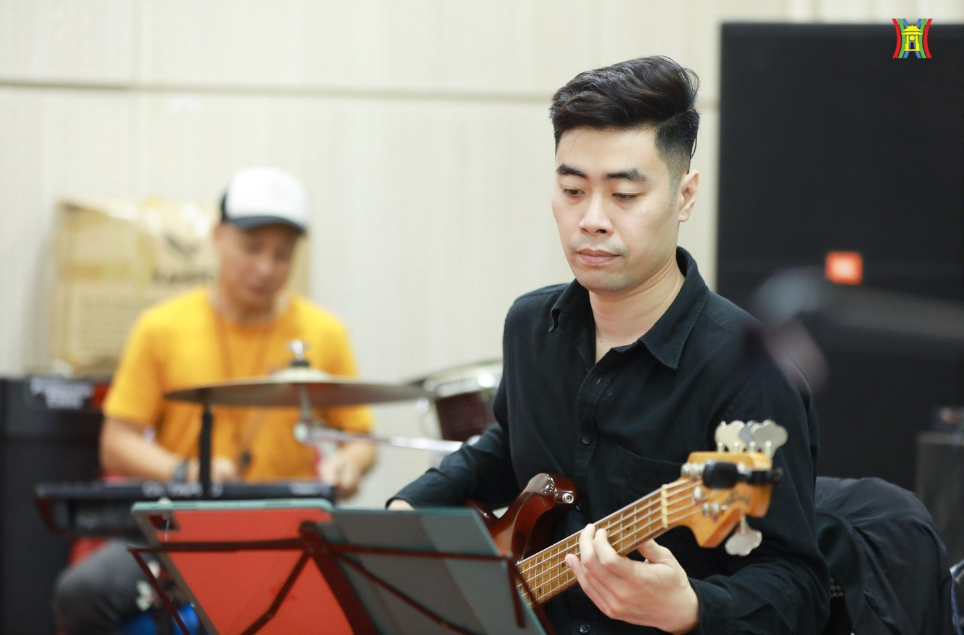 Phần hòa âm các ca khúc được Dàn nhạc Thính phòng Thăng Long tập luyện công phu.