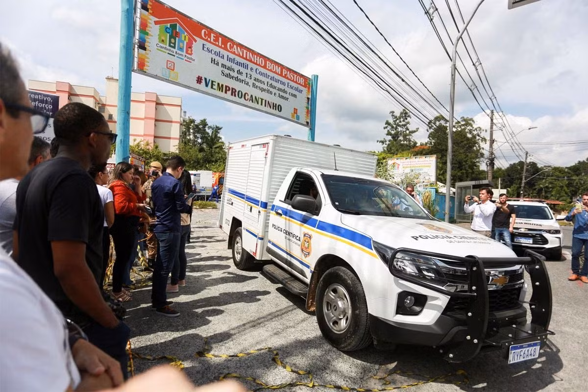 Lực lượng chức năng tại hiện trường. Ảnh: Reuters