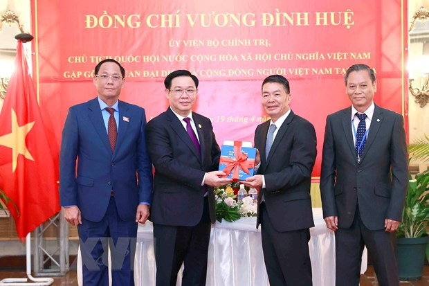 Chủ tịch Quốc hội Vương Đình Huệ trao tập sách tượng trưng (tủ sách về Bác Hồ) cho Đại sứ và đại diện cộng đồng. (Ảnh: Doãn Tấn/TTXVN)