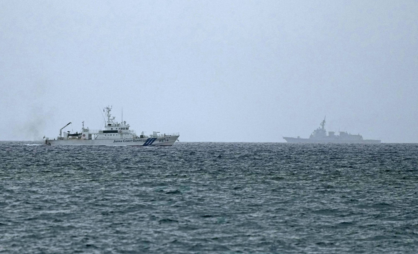 Các tàu tham gia tìm kiếm tại hiện trường. Ảnh: Kyodo News Các tàu tham gia tìm kiếm tại hiện trường. Ảnh: Kyodo News