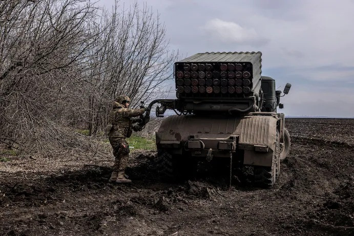 Binh sĩ Ukraine với bệ phóng BM-21 Grad thời Liên Xô. Ảnh: Washington Post
