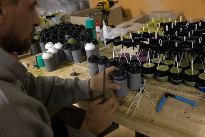 Tại một địa điểm bí mật ở vùng Donetsk, các quân nhân Ukraine tự chế tạo đạn dược. Ảnh: Washington Post