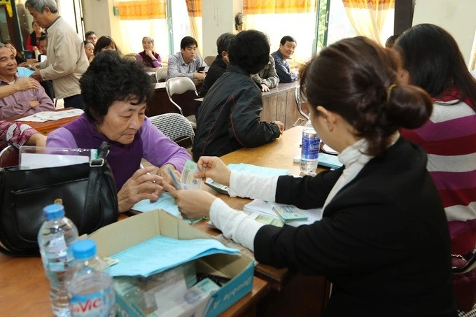 Người dân nhận lương hưu hàng tháng (Ảnh: Nguyễn Hải). Người dân nhận lương hưu hàng tháng (Ảnh: Nguyễn Hải).
